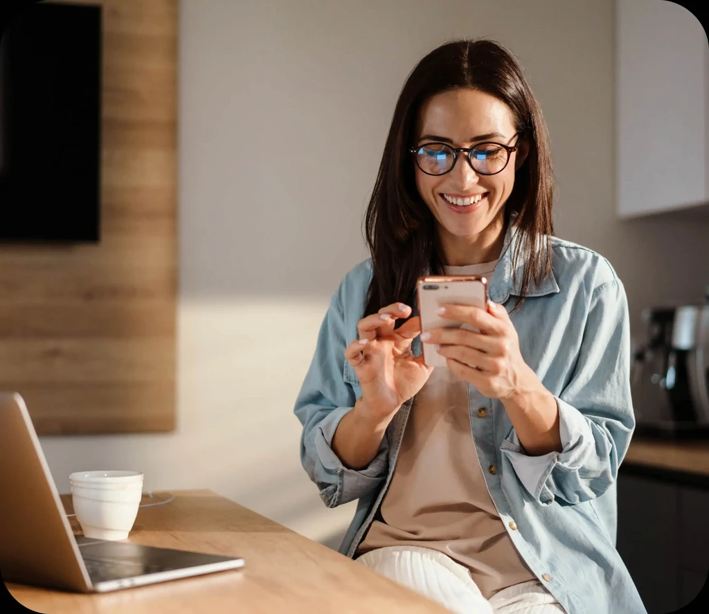 Une cliente Taxcut utilise l'application sur son téléphone