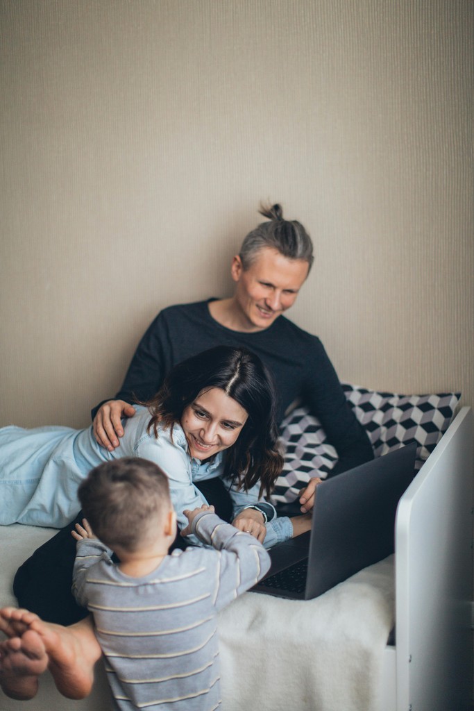 Une famille sereine devant son ordinateur